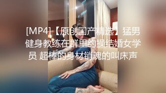 大妈吃鸡还是挺配合的